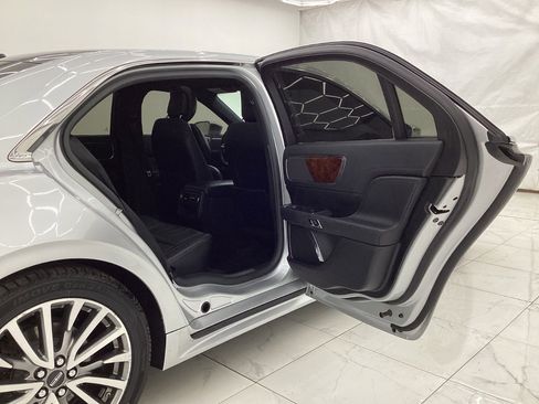 Used 2017 Lincoln Continental Select image 22