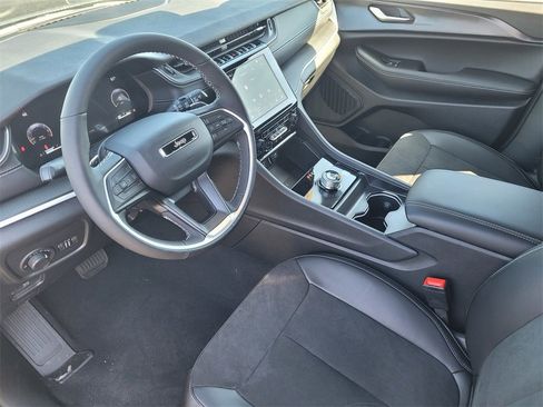 Used 2025 Jeep Grand Cherokee Altitude w/ Trailer Tow Package image 6