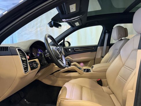 Used 2022 Porsche Cayenne Platinum Edition image 5