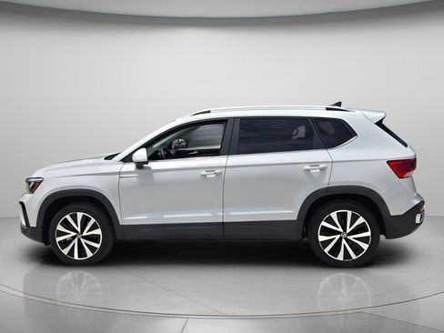 Used 2022 Volkswagen Taos SE FWD image 3
