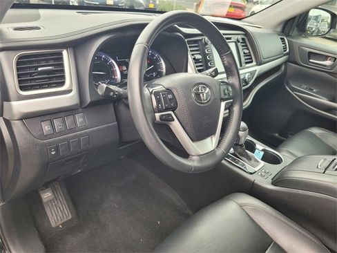Used 2019 Toyota Highlander image 12