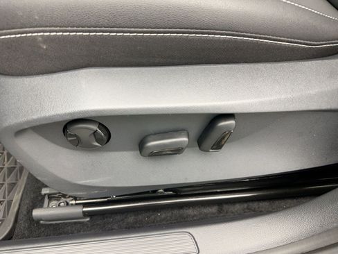 Used 2024 Volkswagen Taos SE image 13