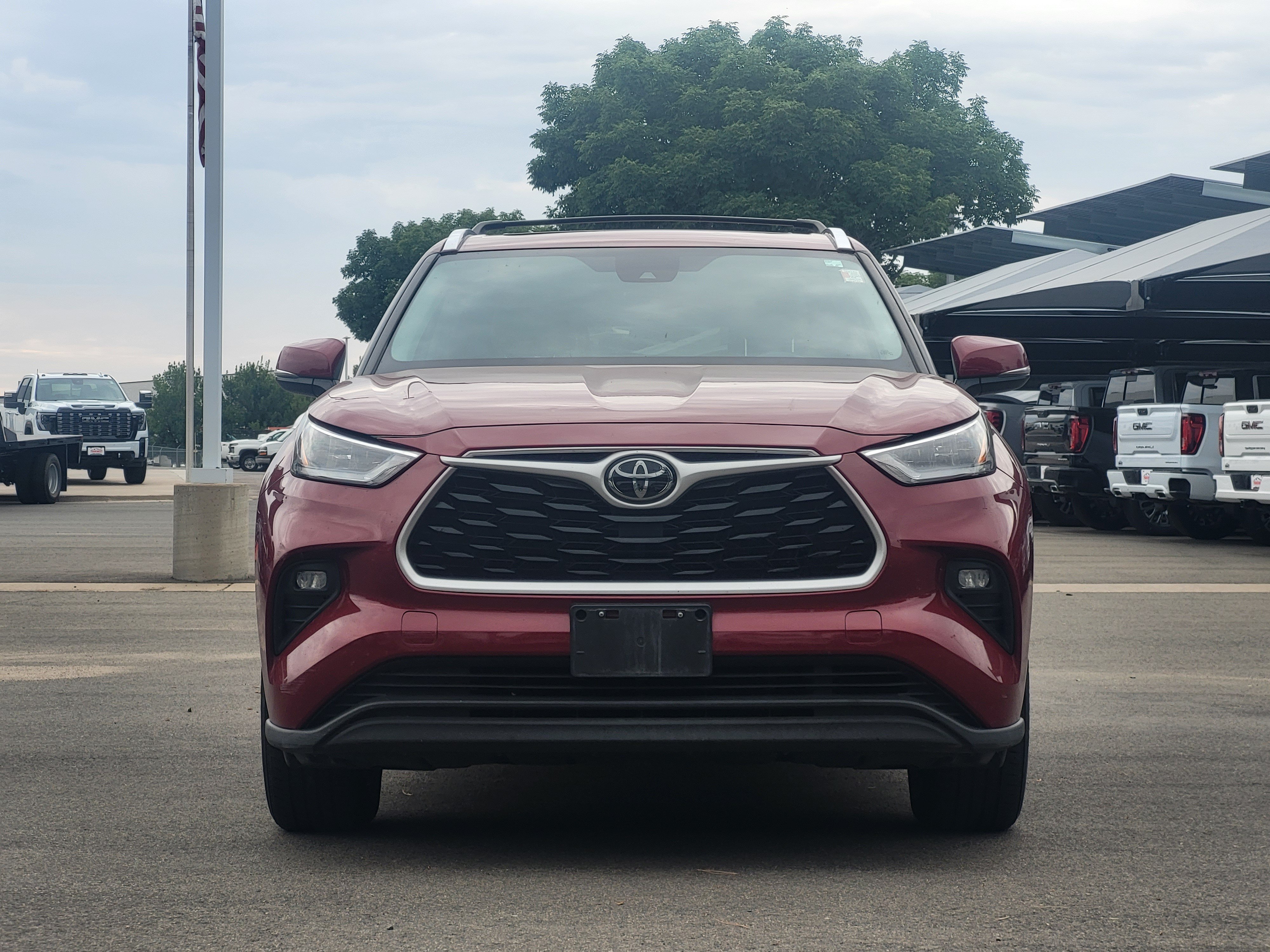Used 2020 Toyota Highlander XLE AWD/4WD image 2