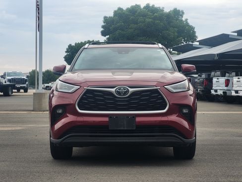 Used 2020 Toyota Highlander XLE AWD/4WD image 2