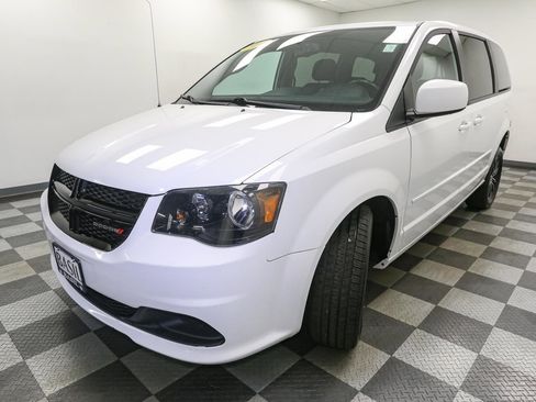 Used 2016 Dodge Grand Caravan SE image 4