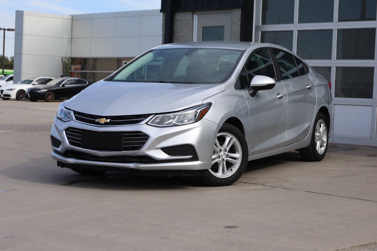 Used 2018 Chevrolet Cruze LT w/ Convenience Package FWD image 3