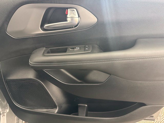 Used 2025 Chrysler Pacifica Select FWD image 21
