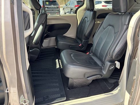Used 2018 Chrysler Pacifica Touring-L Plus image 7