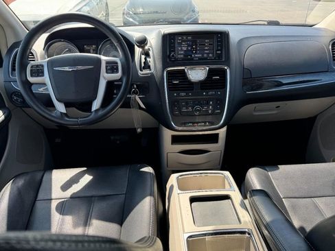 Used 2016 Chrysler Town & Country Touring image 14