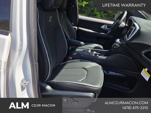 New 2026 Chrysler Pacifica Limited w/ S Appearance Package FWD image 17