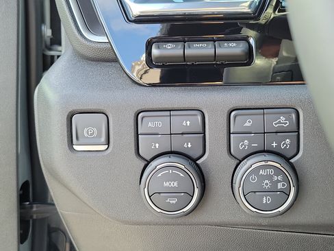 Used 2024 Chevrolet Silverado 1500 High Country w/ Technology Package AWD/4WD image 19
