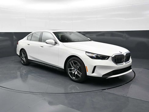 New 2026 BMW 530i w/ Convenience Package RWD image 3