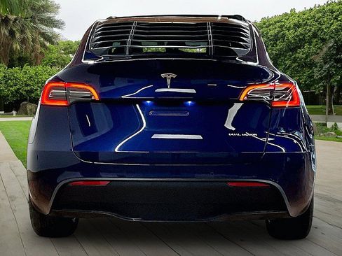 Used 2022 Tesla Model Y Long Range AWD/4WD image 3