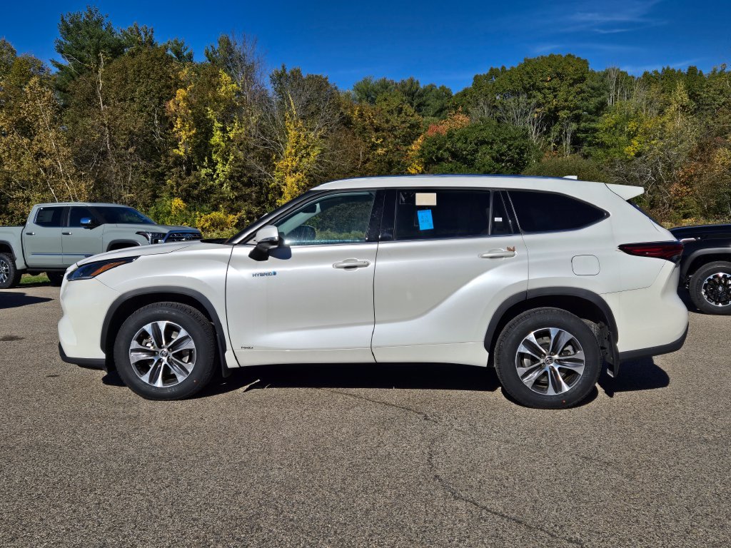 Used 2021 Toyota Highlander XLE AWD/4WD image 2