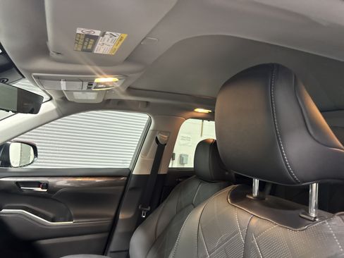Used 2023 Toyota Highlander Platinum AWD/4WD image 12