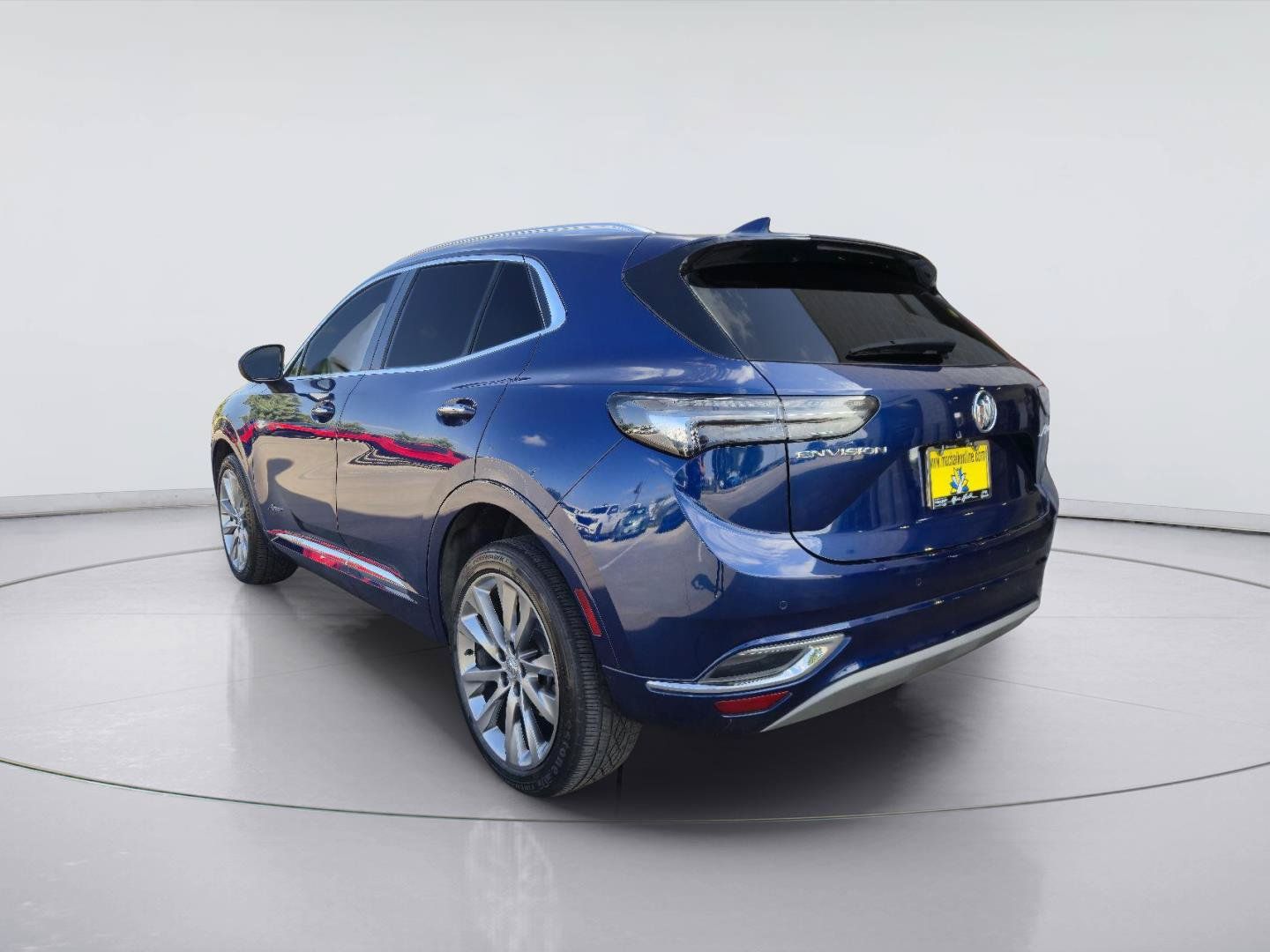 Used 2022 Buick Envision Avenir w/ Safety Package FWD image 3