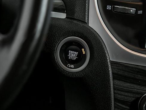 Used 2019 Chrysler 300 Touring RWD image 23
