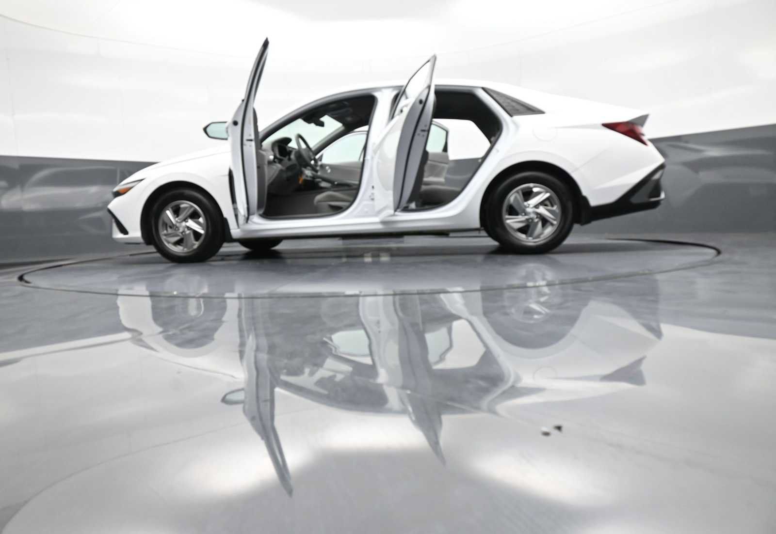 Used 2025 Hyundai Elantra SE FWD image 48