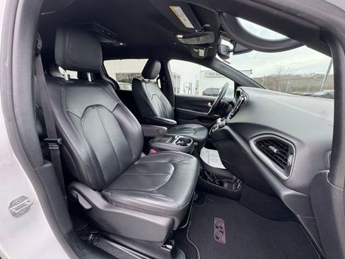 Used 2020 Chrysler Pacifica Touring-L image 33