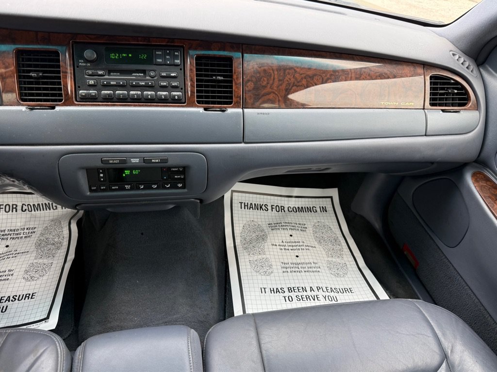 Used 1999 Lincoln Town Car Signature RWD image 11