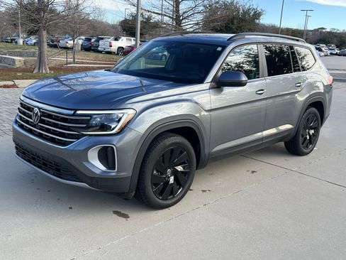 Certified 2025 Volkswagen Atlas SE image 5