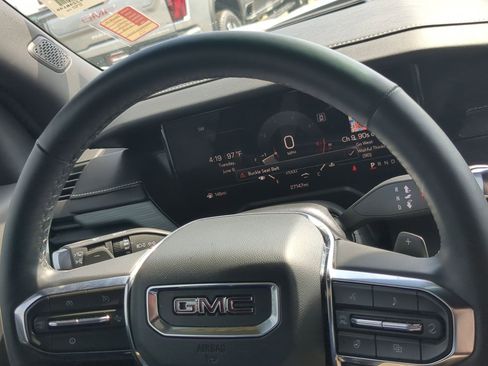 Used 2025 GMC Acadia Elevation w/ Elevation Premium Package FWD image 13