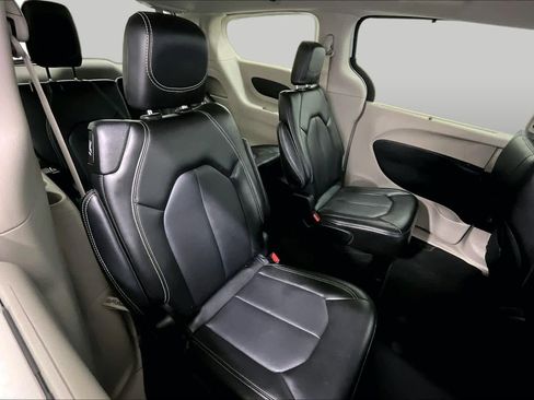 Used 2024 Chrysler Pacifica Touring-L FWD image 19