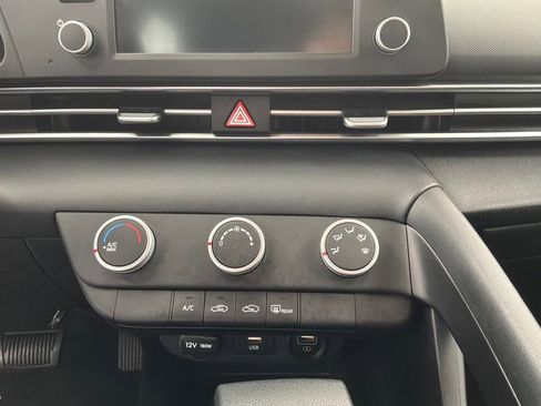 Used 2022 Hyundai Elantra SE FWD image 14