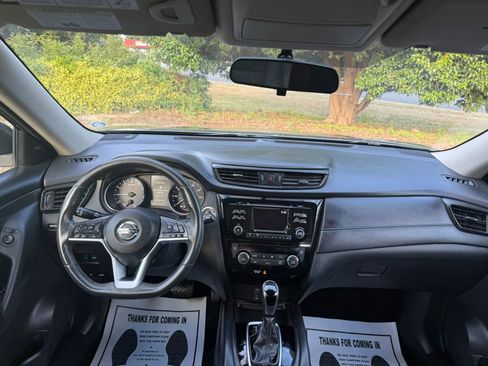 Used 2017 Nissan Rogue SV FWD image 11