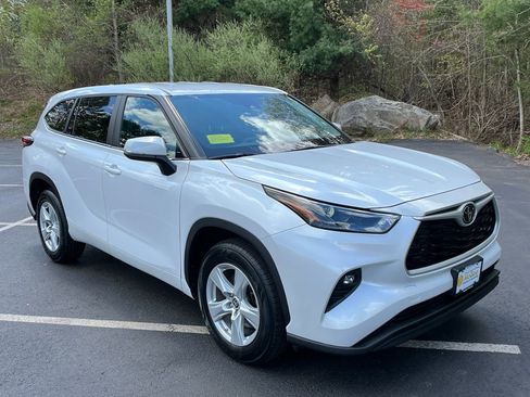 Used 2023 Toyota Highlander LE FWD image 7