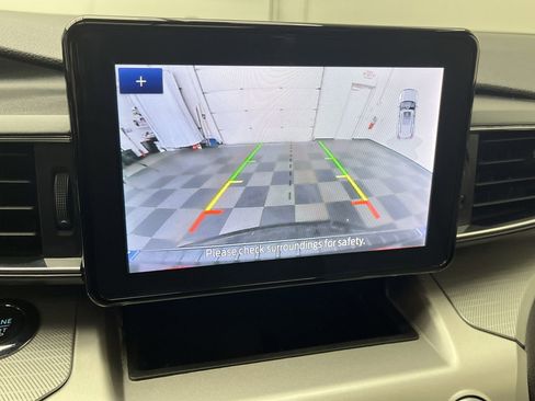 Used 2022 Ford Explorer XLT w/ XLT Sport Appearance Package image 6