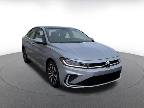 Used 2025 Volkswagen Jetta SE image 3