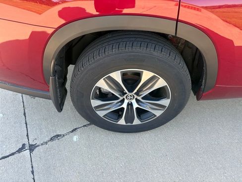 Used 2024 Toyota Highlander XLE AWD/4WD image 26