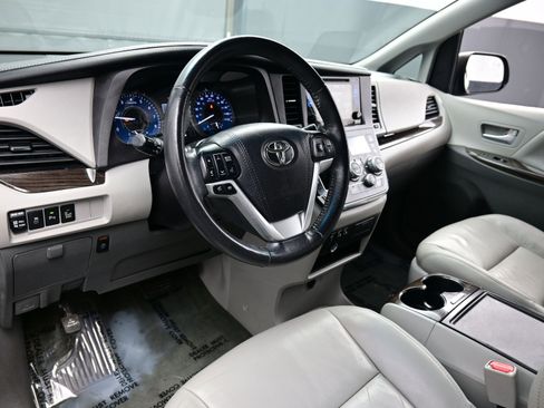 Used 2017 Toyota Sienna Limited Premium image 13