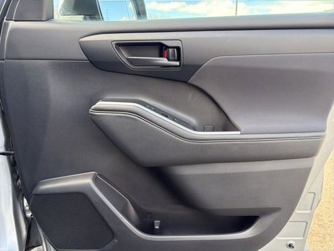 Used 2021 Toyota Highlander LE image 11