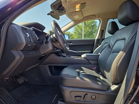 Used 2025 Nissan Pathfinder SL FWD image 16