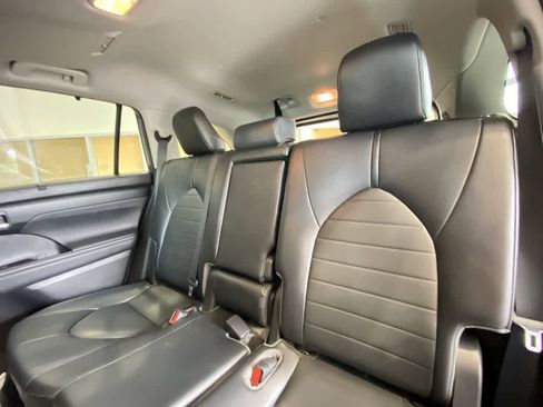 Certified 2021 Toyota Highlander XLE AWD/4WD image 25