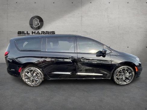 Used 2024 Chrysler Pacifica Limited w/ S Appearance Package image 5