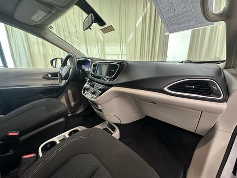 Used 2022 Chrysler Voyager LX image 17