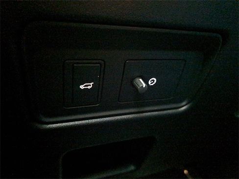 Used 2024 Land Rover Discovery Metropolitan Edition image 22