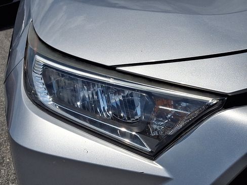 Used 2019 Toyota RAV4 XLE Premium w/ Cold Weather Package AWD/4WD image 9