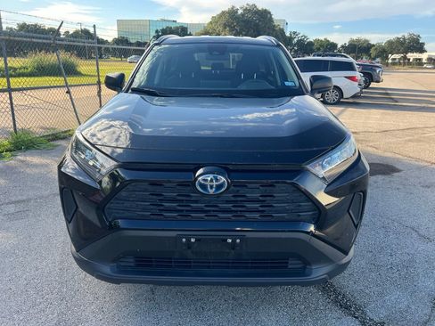 Used 2022 Toyota RAV4 LE AWD/4WD image 2