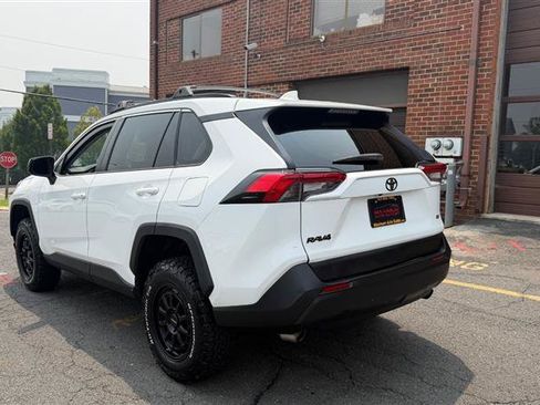 Used 2019 Toyota RAV4 LE FWD image 9