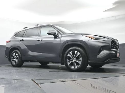 Used 2022 Toyota Highlander XLE AWD/4WD image 34