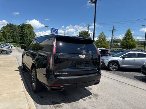 Used 2021 Cadillac Escalade ESV Sport Platinum AWD/4WD image 4