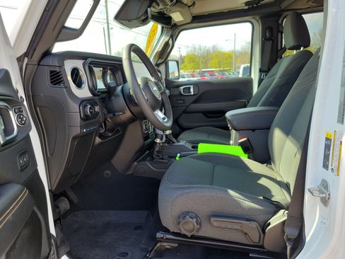 Used 2025 Jeep Wrangler Unlimited Sahara AWD/4WD image 8