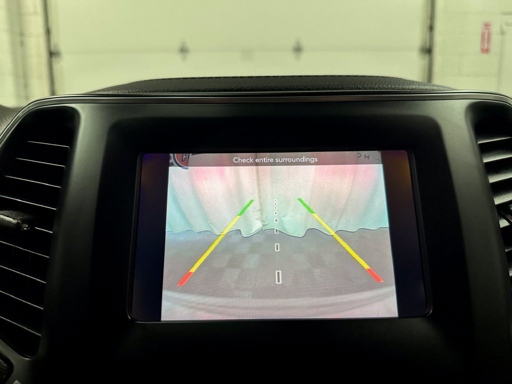 Used 2019 Jeep Cherokee Latitude Plus w/ Cold Weather Group AWD/4WD image 27