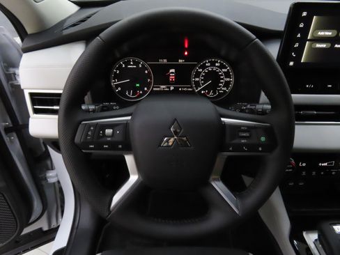 New 2025 Mitsubishi Outlander SE image 14