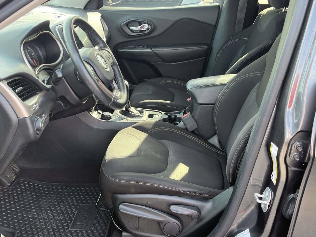 Used 2016 Jeep Cherokee Latitude w/ Cold Weather Group AWD/4WD image 13