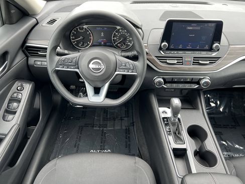 Used 2025 Nissan Altima 2.5 SV image 31